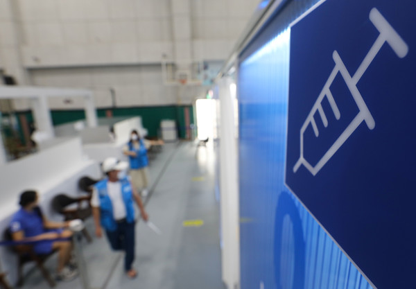 18~49세의 8월 코로나19 백신 접종일정이 발표된 30일 서울 동작구 백신예방접종센터에서 시민들이 백신을 맞기 위해 대기하고 있다. 18~49세 접종 대상자 1,777만 명은 다음달 9일부터 열흘 간 사전예약 10부제를 실시한다. 주민등록번호 생년월일 끝자리를 기준으로 정해진 날짜에 사전예약 후 다음달 26일부터 9월 30일까지 접종을 실시한다. 2021.07.30 / 사진=[뉴시스]