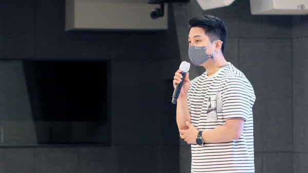 엑소시스템즈 이후만 대표가 월드휴먼브리지 청년창업지원금 전달식에서 참여 기업을 대신해 감사 인사를 하고 있다