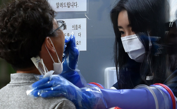 대구지역 코로나19 확진자가 26명으로 집계된 2일 오전 대구 동구 보건소 선별진료소에서 의료진이 검체 채취를 하고 있다. 2021.08.02 / 사진=[뉴시스]