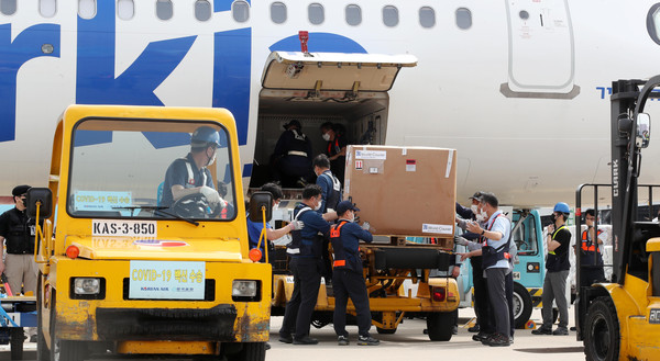 정부가 이스라엘과 '백신 스와프'를 체결하면서 확보한 코로나19 화이자 백신 70만회분이 7일 인천국제공항 화물터미널에 도착하고 있다. 2021.07.07 / 사진=[공항사진기자단]