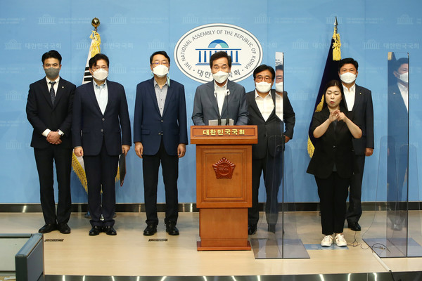 더불어민주당 대선 경선 후보 이낙연 전 대표가 4일 서울 여의도 국회 소통관에서 기자회견을 열고 서울공항 이전, 공항 부지에 스마트 신도시 건설 정책 공약을 발표하고 있다.2021.08.04 / 사진=[공동취재사진]