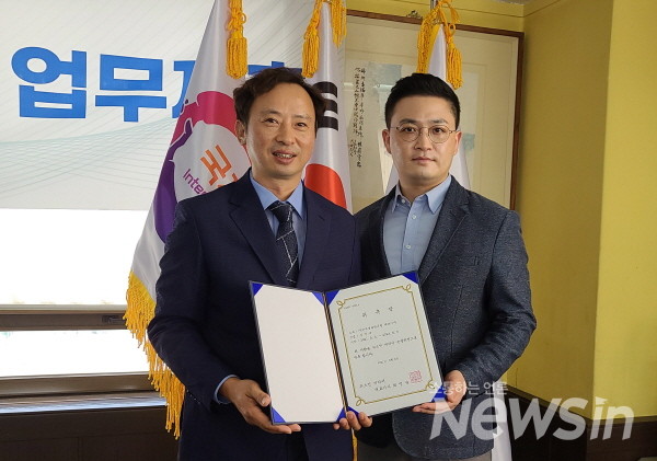 뉴스인 최명규 대표(좌) 한국경제연구원 김연욱 대표가 기념촬영을 하고 있다(사진=정경호 기자)