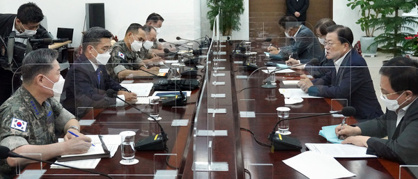 문재인 대통령이 4일 오전 청와대 여민관 소회의실에서 열린 군 주요 지휘관 보고 회의에서 발언을 하고 있다.2021.08.04 / 사진=[청와대 제공]