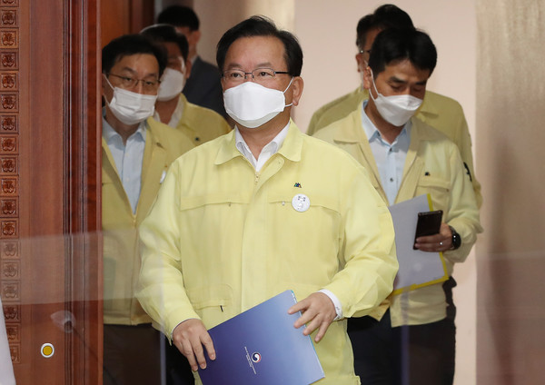 김부겸 국무총리가 4일 오전 서울 종로구 정부서울청사에서 열린 코로나19 중앙재난안전대책본부(중대본) 회의에 참석하고 있다. (공동취재사진) 2021.08.04 / 사진=[뉴시스]