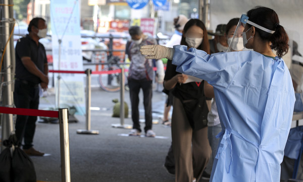 0시 기준 코로나19 신규 확진자가 1823명으로 집계된 7일 오전 서울 중구 서울역광장에 설치된 코로나19 임시선별검사소를 찾은 시민들이 검사를 받기 위해 줄 서 있다. 2021.08.07 / 사진=[뉴시스]
