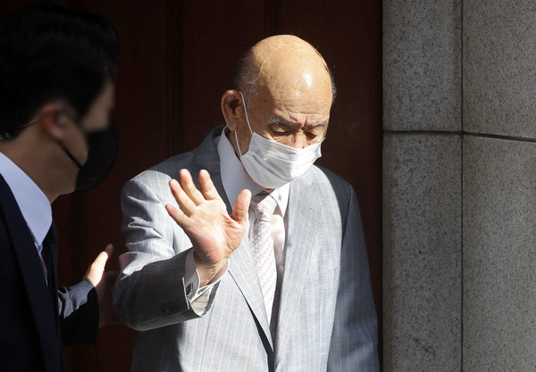 고 조비오 신부에 대한 명예훼손 혐의로 1심에서 유죄 판결을 받은 전두환 씨가 9일 광주지방법원에서 열리는 항소심 3번째 재판에 출석하기 위해 서울 서대문구 연희동 자택을 나서고 있다. 2021.08.09 / 사진=[뉴시스]