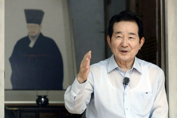 더불어민주당 대선 경선 후보 정세균 전 국무총리가 5일 전남 강진 다산 초당을 방문해 관계자들과 대화하고 있다.2021.08.05 / 사진=[정세균 캠프 제공]