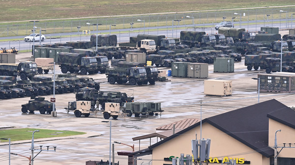 2일 오후 경기도 평택 캠프 험프리스에서 미군 차량들이 주차돼 있다. 대남 업무를 총괄하는 김여정 북한 노동당 부부장이 8월 중순 예정된 한미연합군사훈련을 겨냥해 '북남관계(남북관계)의 앞길을 더욱 흐리게 하는 재미없는 전주곡'이라며 한국 정부의 결단에 남북 관계 향방이 달려있다고 지난 1일 밝혔다. 2021.08.02 / 사진=[뉴시스]
