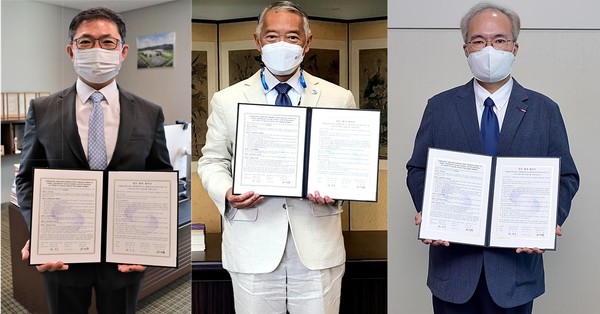 왼쪽부터 SK바이오사이언스 안재용사장 국제백신연구소 제롬킴사무총장 국립보건연구원 권준욱원장이 코로나 19 상황을 고려해 비대면으로 협약식을 진행했다 (사진 = 국립보건연구원 제공)