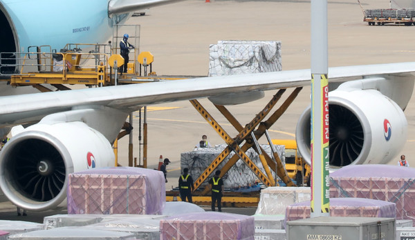 화이자 백신 253만 회분이 도착한 4일 인천국제공항 화물터미널에서 관계자들이 백신을 옮기고 있다. 2021.08.04 / 사진=[뉴시스]