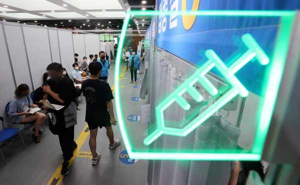 코로나19 신규 확진자가 1,540명 발생한 10일 오후 서울 영등포구 코로나19 예방접종센터에서 시민들이 접종을 기다리고 있다. 2021.08.10 / 사진=[뉴시스]