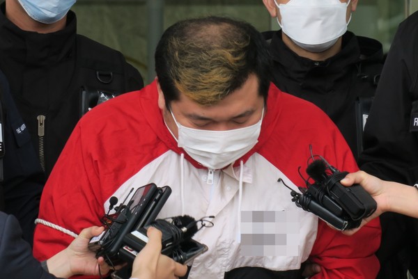 인천 중구 신포동 한 노래주점에서 40대 손님을 살해하고 시체를 야산에 유기한 허민우가 21일 오전 인천시 미추홀구 미추홀경찰서 유치장을 나와 검찰로 송치되고 있다. 2021. 5.21 / 사진=[뉴시스]