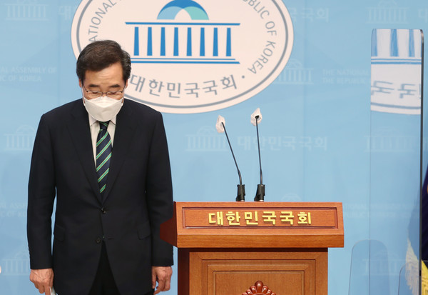 더불어민주당 대선 경선 후보 이낙연 전 대표가 11일 서울 여의도 국회 소통관에서 지역 대학 육성 방안 기자회견 전 인사하고 있다.2021.08.11 / 사진=[공동취재사진]
