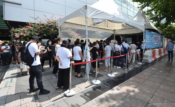 대구지역 코로나19 확진자가 66명으로 집계된 11일 오전 대구 동구 보건소 선별진료소에서 시민들이 검사를 받기 위해 줄 서 기다리고 있다. 2021.08.11 / 사진=[뉴시스]