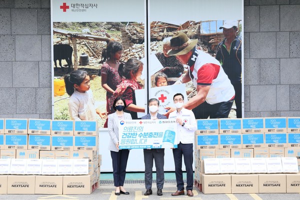 ※ 8.11(수), 대한적십자사 재난안전센터(서울시 양천구 신월동)에서 수도권 코로나19 임시선별진료소 폭염 구호물품 전달식을 진행하였다.(사진 왼쪽부터 이진숙 동아오츠카 상무이사, 이태석 행정안전부 재난구호과장, 정민희 대한적십자사 인도주의사업본부장)