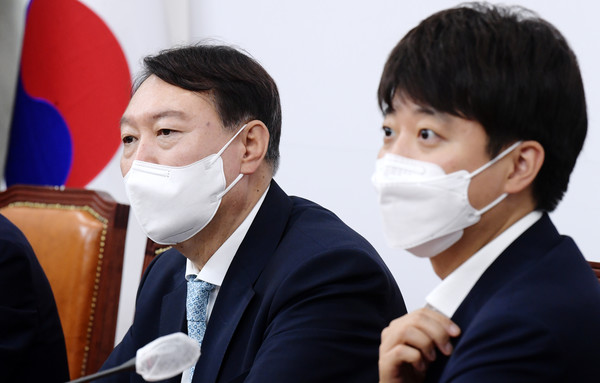 이준석 국민의힘 대표와 윤석열 대선 예비후보가 2일 서울 여의도 국회에서 접견하고 있다.2021.08.02 / 사진=[공동취재사진]