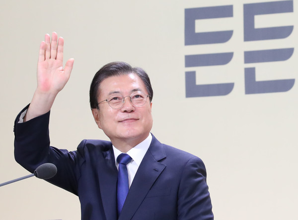 문재인 대통령이 12일 청와대 본관에서 화상을 통해 열린 건강보험 보장성 강화대책 4주년 성과 보고대회에서 참석자들에게 인사하고 있다. 2021.08.12 / 사진=[뉴시스]