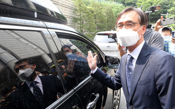 압수수색 과정에서 한동훈 검사장을 폭행한 혐의를 받는 정진웅 울산지검 차장검사가 12일 오후 서울 서초구 서울중앙지법에서 여린 선고 공판을 마치고 이동하고 있다. 서울중앙지법은 정 차장검사에게 징역 4개월과 자격정지 1년을 선고했다. 2021.08.12 / 사진=[뉴시스]