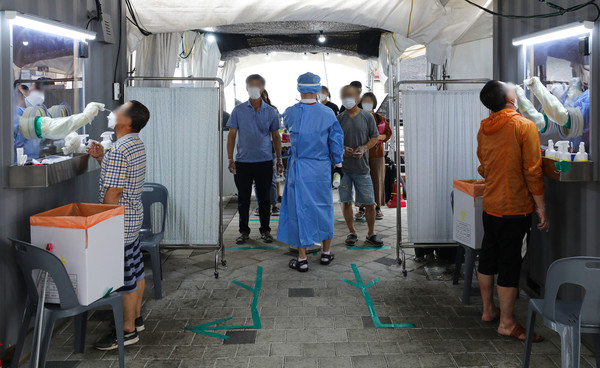 코로나19 신규 확진자가 1,987명으로 집계된 12일 오후 서울 영등포구 도림동 배드민턴 체육관 임시선별검사소에서 시민들이 검사를 받고 있다. 2021.08.12 / 사진=[뉴시스]