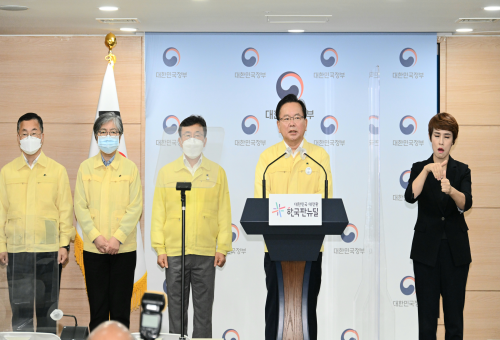 김부겸 국무총리가 13일 세종로 정부서울청사 합동브리핑실에서 코로나19 방역 관련 대국민 담화문을 발표하고 있다 (사진 = 국무조정실 제공)