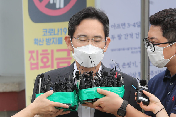 '국정농단' 사건으로 징역 2년 6개월을 선고받고 복역해 온 이재용 삼성전자 부회장이 13일 오전 경기 의왕시 서울구치소에서 가석방으로 출소해 취재진의 질문에 답하고 있다. 이 부회장은 가석방 기간동안 보호관찰을 받게 되고, 징역형 집행 종료 후 5년간 취업이 제한된다. 2021.08.13 / 사진=[뉴시스]