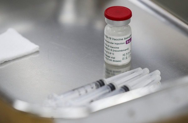 60~74세 백신 미접종자에 대한 백신 예방접종이 시작된 5일 오전 서울 동작구보건소에 백신 접종에 사용될 아스트라제네카 백신이 놓여있다. 2021.08.05 / 사진=[뉴시스]