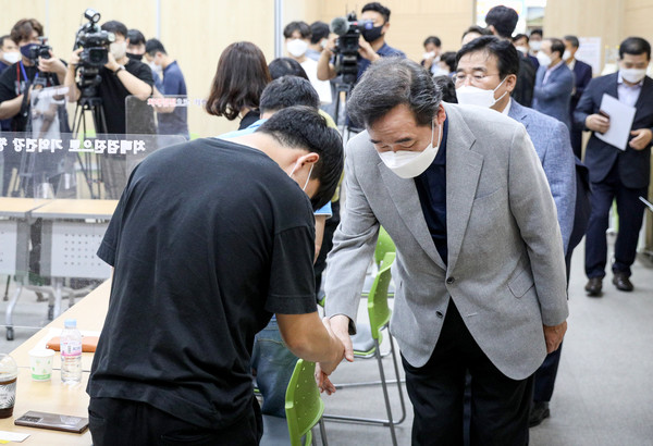 더불어민주당 대권 주자인 이낙연 전 대표가 14일 광주 동구 서석동 치매안심센터에서 학동 재개발사업 정비 4구역 철거 건물 붕괴 참사 유족들과 면담을 하기에 앞서 인사하고 있다.2021.08.14 / 사진 =[이낙연 캠프 제공]