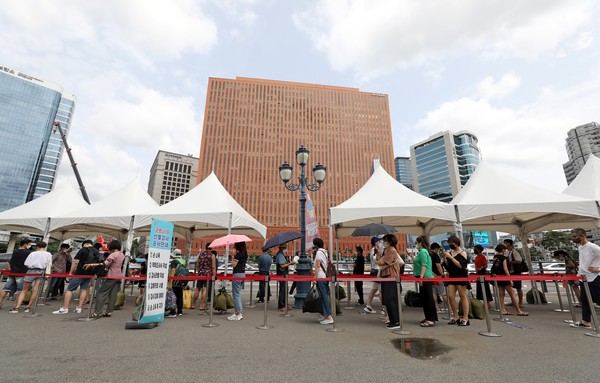 코로나19 신규 확진자가 1,930명으로 집계된 14일 오후 서울 중구 서울역 임시선별검사소에서 시민들이 검사를 받기 위해 줄을 서고 있다. 2021.08.14 / 사진=[뉴시스]