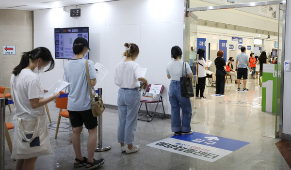 9일 서울 시내 한 코로나19 예방접종센터에서 시민들이 백신 접종을 위해 기다리고 있다. 이날부터 18~49세 코로나19 백신 접종 사전예약이 시작됐다. 생일 끝자리와 동일한 날짜에만 예약이 가능, 이날은 9·19·29일 생일인 사람이 예약할 수 있다. 2021.08.09 / 사진=[뉴시스]