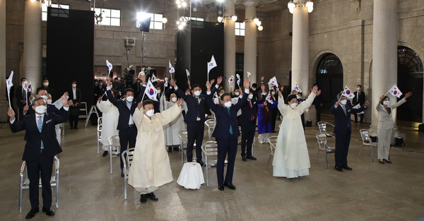 문재인 대통령과 김정숙 여사가 15일 서울 중구 문화역서울284에서 열린 제76주년 광복절 경축식에서 만세삼창을 하고 있다. 2021.08.15 / 사진=[뉴시스]