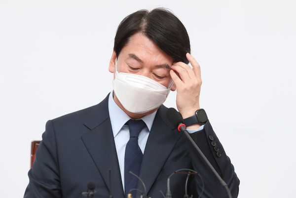 안철수 국민의당 대표가 16일 서울 여의도 국회에서 열린 기자회견에서 얼굴을 만지고 있다. 이날 안 대표는 국민의힘과의 합당 결렬 최종 선언을 했다.2021.08.16 / 사진=[공동취재사진]