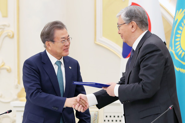 박진희 기자 = 카자흐스탄을 국빈방문 중인 문재인 대통령이 22일 오후(현지시각) 대통령궁에서 열린 공동기자회견중 카심-조마르트 토카예프 카자흐스탄 대통령으로부터 카자흐스탄 역사와 관련 국가기록원에 보관돼 있던 고려인 관련 사진첩을 선물받고 있다. 2019.04.22 / 사진=[뉴시스]