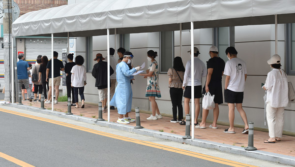 대구지역 코로나19 확진자가 45명으로 집계된 16일 오전 대구 수성구 보건소 선별진료소에서 시민들이 검사를 받기 위해 줄 서 기다리고 있다. 2021.08.16 / 사진=[뉴시스]