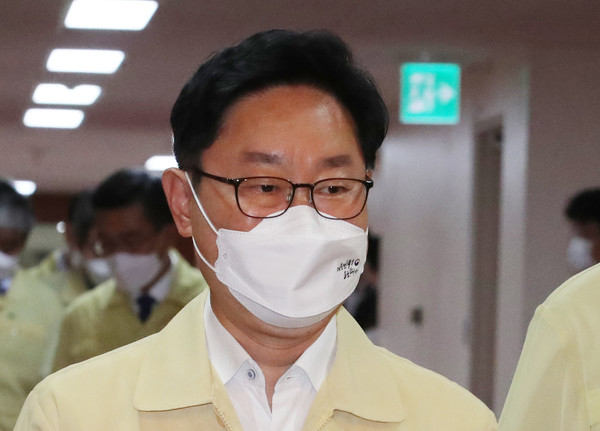 박범계(왼쪽) 법무부 장관이 17일 오전 서울 종로구 정부서울청사에서 영상으로 열린 국무회의에 참석하고 있다. 2021.08.17 / 사진=[뉴시스]