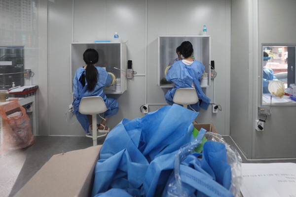 코로나19 신규 확진자가 1,805명으로 집계된 18일 오전 서울 서초구 고속버스터미널 임시선별검사소에서 의료진들이 검체채취를 하고 있다. 2021.08.18 / 사진=[뉴시스]