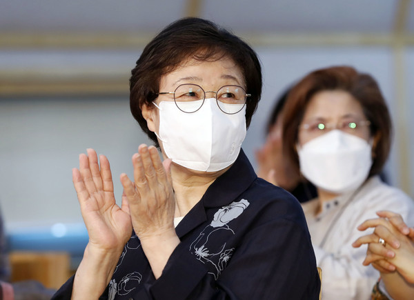 한명숙 전 국무총리가 2일 오후 서울 마포구 청년문화공간ju 니콜라홀에서 열린 '아세아 평화와 여성의 역할 토론회' 30주년 기념 맞이 남북여성교류 30년 : 돌아봄&내다봄 간담회에 참석해 박수치고 있다. 2021.06.02 / 사진=[뉴시스]