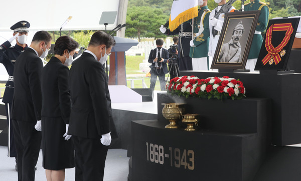 문재인 대통령과 김정숙 여사가 18일 오전 대전시 국립대전현충원에서 열린 홍범도 장군 유해 안장식에 참석해 묵념하고 있다. 2021.08.18 / 사진=[뉴시스]