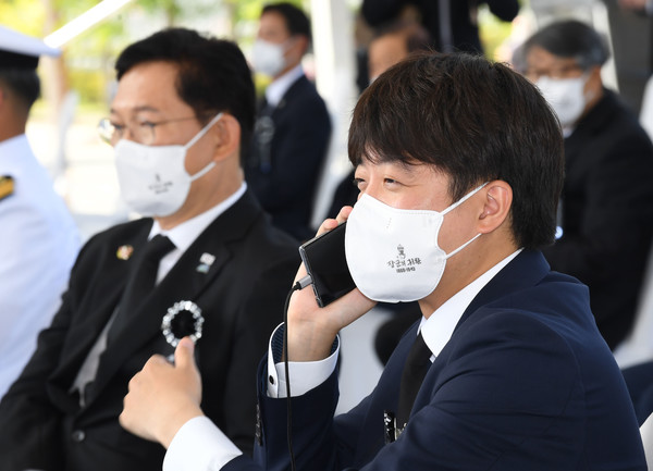 이준석 국민의힘 대표가 18일 오전 국립대전현충원에서 열린 홍범도 장군 유해 안장식에 참석해 행사 시작 전 전화를 하고 있다. 2021.08.18 / 사진=[뉴시스]