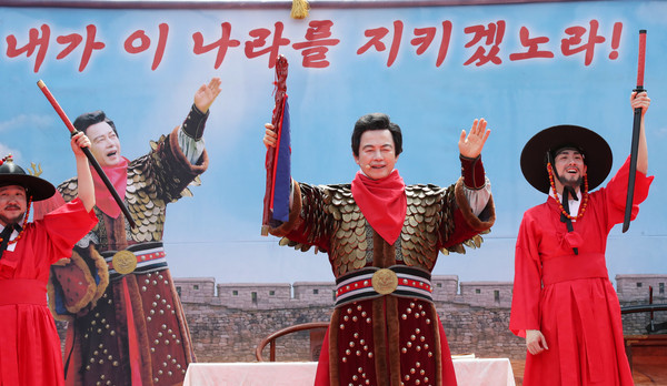 허경영 국가혁명당 명예대표가 18일 오후 경기도 고양시 행주산성에서 열린 20대 대통령 출마 선언 및 기자회견에서 퍼포먼스를 하고 있다. 2021.08.18 / 사진=[뉴시스]