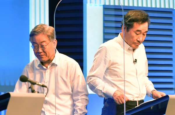 이재명, 이낙연 더불어민주당 대선 경선 후보가 4일 오후 서울 마포구 상암동 YTN에서 열린 본경선 2차 TV 토론회를 준비하고 있다. 2021.08.04 / 사진=[뉴시스]