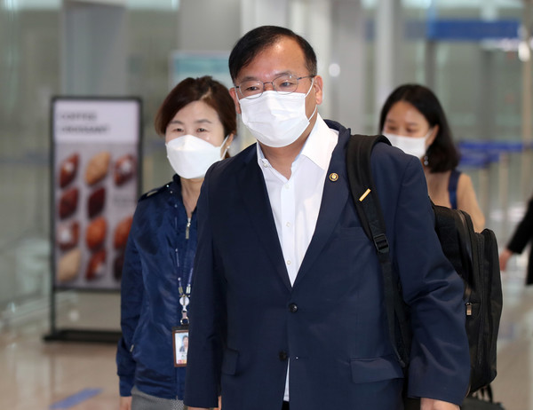 강도태 보건복지부 2차관이 13일 오전 인천국제공항 2터미널에서 미국 바이오 기업 모더나사(社)에 조속한 코로나19 백신 공급을 촉구하기 위해 미국으로 출국하고 있다. 2021.08.13 / 사진=[뉴시스]