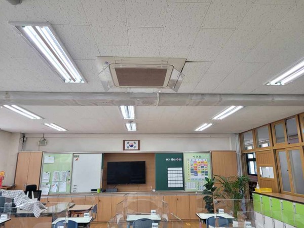 에어컨에 항바이러스 필터를 설치한 서울장충초등학교 교실 모습.