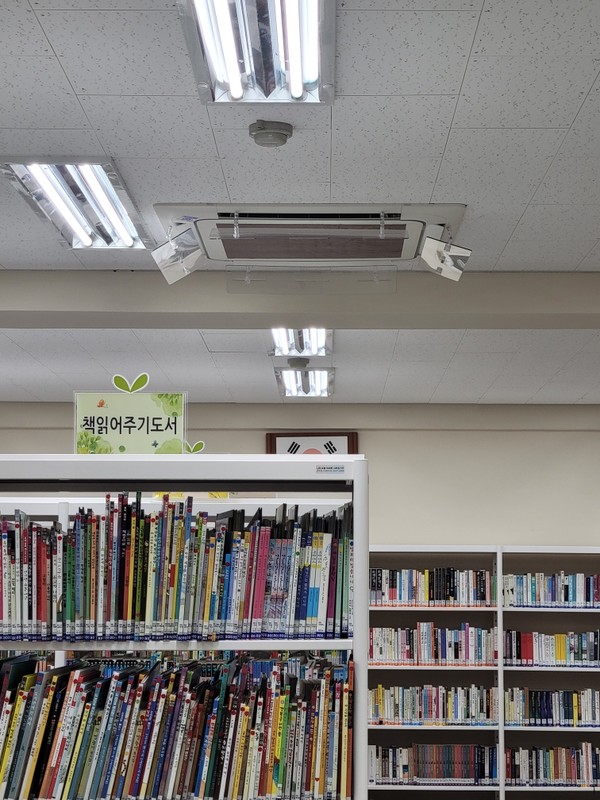 에어컨에 항바이러스 필터를 설치한 서울장충초등학교 도서관 모습.