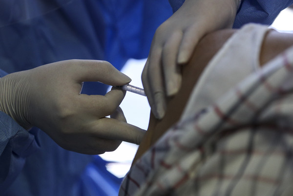 코로나19 아스트라제네카 잔여백신 접종 연령이 30세 이상으로 변경된지 이틀째인 19일 오전 서울 관악구 에이치플러스 양지병원을 찾은 시민들이 코로나19 아스트라제네카 백신 접종을 받고 있다. 2021.08.19 / 사진=[뉴시스]