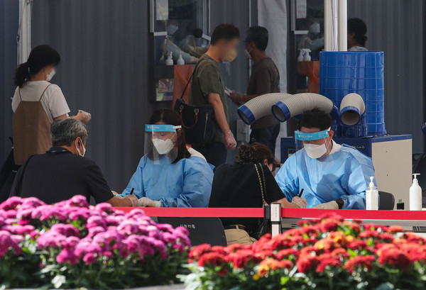 코로나19 신규 확진자가 2,052명으로 이틀 연속 2,000명 대를 기록한 20일 오전 서울 중구 서울광장 임시선별검사소에서 시민들이 검사를 받기 위해 대기하고 있다. 2021.08.20 / 사진=[뉴시스]