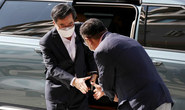 김동연 전 경제부총리가 20일 오전 충북 음성군 꽃동네 낙원묘지 추기경 정진석 센터에 도착해 차량에서 내리며 인사하고 있다. 2021.08.20 / 사진=[뉴시스]