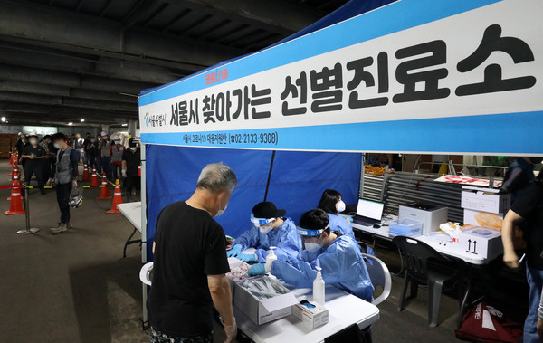 강남구·서초구 건설현장 등에서 집단감염이 발생한 가운데 20일 오후 서울 중구 앰배서더호텔 리모델링 공사현장에 '찾아가는 선별진료소'가 운영되고 있다. 2021.08.20 / 사진=[뉴시스]