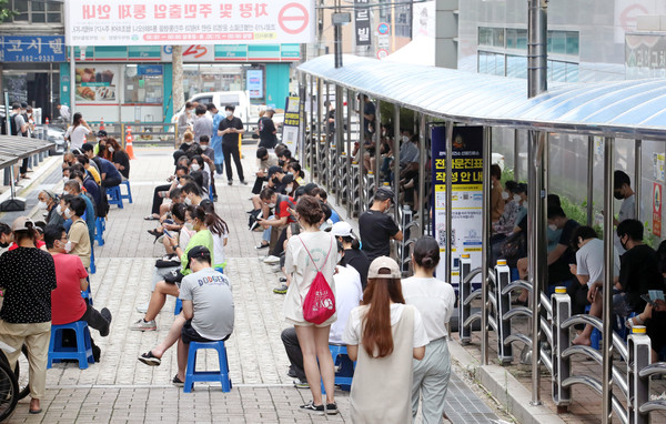 코로나19 신규 확진자가 1,628명으로 집계된 22일 오후 서울 관악구 보건소 선별진료소에서 시민들이 검사를 받기 위해 대기하고 있다. 2021.08.22 / 사진=[뉴시스]