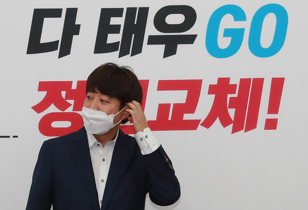 이준석 국민의힘 대표가 23일 오전 서울 여의도 국회에서 열린 최고위원회의에 참석하고 있다.2021.08.23 / 사진=[공동취재사진]