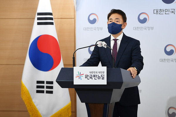 김태응 국민권익위원회 부동산거래특별조사단장(상임위원)이 23일 서울 종로구 정부서울청사에서 열린 국민의힘, 비교섭단체 5당 소속 국회의원 등 부동산거래 전수조사 결과를 브리핑하고 있다. 김태응 조사단장은 부동산 거래·보유 과정에서 본인 또는 그 가족의 법령 위합 의혹 소지가 있는 국회의원은 국민의 힘 총 12명(13건), 열린민주당 총 1명(1건)으로 확인됐으며, 이를 특수본에 송부 했다고 밝혔다.2021.08.23 / 사진=[공동취재사진]